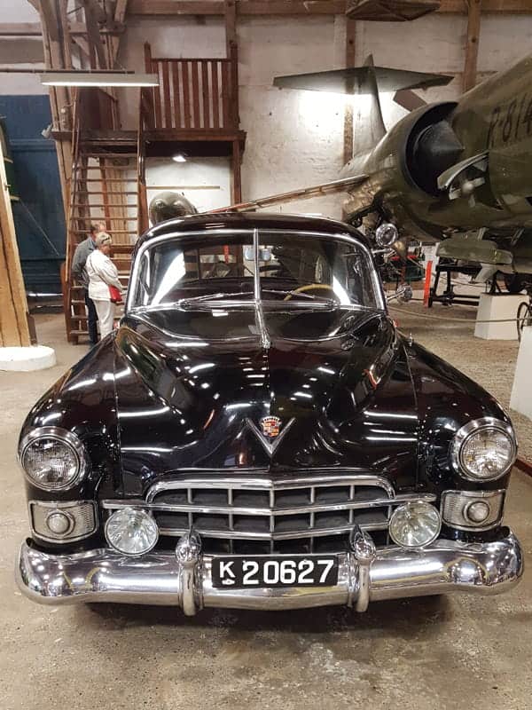 Zwarte oldtimer bij Carwash Kampen
