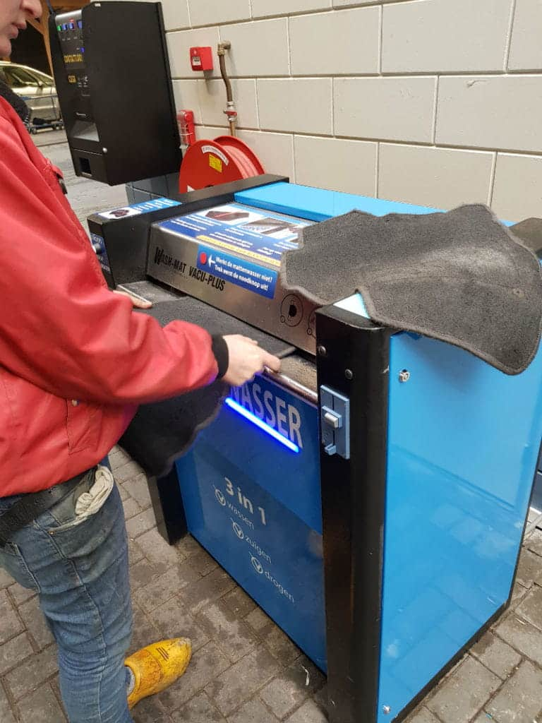 Automatten schoonmaken bij Carwash Kampen